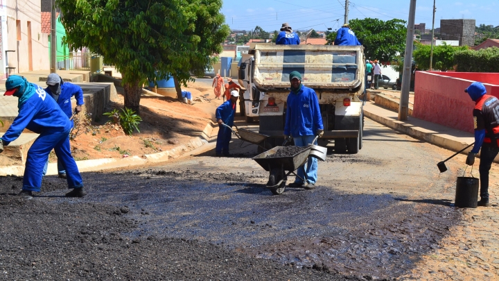 Prefeitura recupera asfalto de ruas do largo do Cemitério Novo