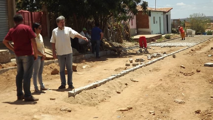 Prefeito Zé Gaudêncio visita obras na cidade.